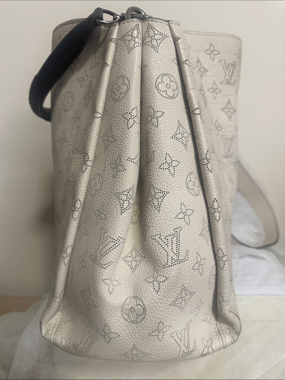 💯% Louis Vuitton Mahina Babylone PM Hobo Galet Taupe (2015) LV Lock w/purchase - Picture 3 of 16